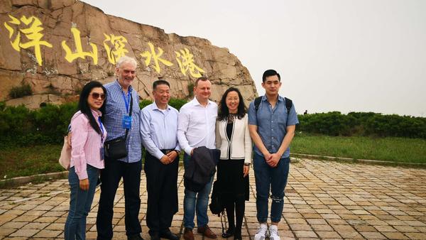上海报关协会葛基中会长（左三）茂度体育总经理（右二）